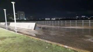 Rajadas de vento causam danos e geram fortes ondas no rio Guaíba, em Porto Alegre