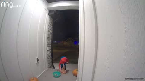 Generous Trick or Treater Puts His Own Candy into Empty Bowl || ViralHog
