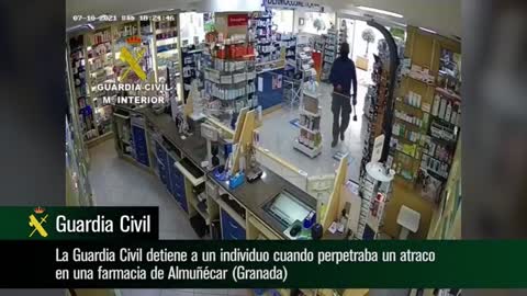 La Guardia Civil detiene a un individuo cuando perpetraba un atraco en una farmacia de Almuñécar