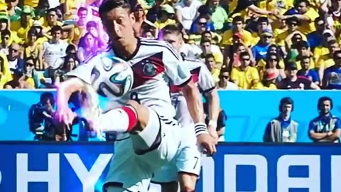 Watch Mesut Ozil Spider Control!