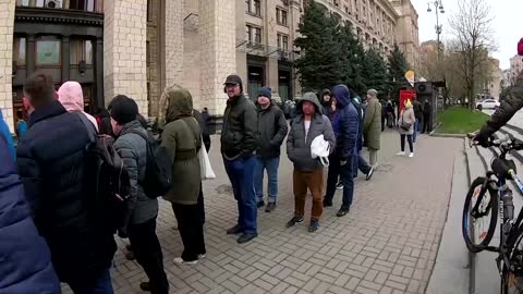 Hundreds of Ukrainians queue for patriotic stamps