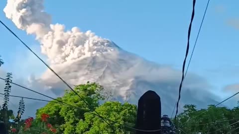 🌋Mayon Volcano in the Philippines has exploded, sending a massive 1.2km ash column into the air!