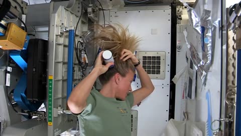 Karen Nyberg Shows How You Wash Hair in Space