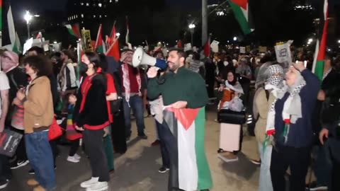 🚨 Pro-Palestine protesters chant “Allahu Akbar” outside of The White House