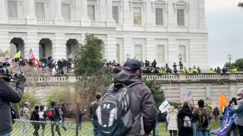 Jan6th Video Shows Oath Keepers Working With Capitol Police To Rescue Riot Police