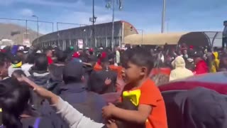 Juarez, MX: A massive group of at least 1,000 migrants rush El Paso port of entry