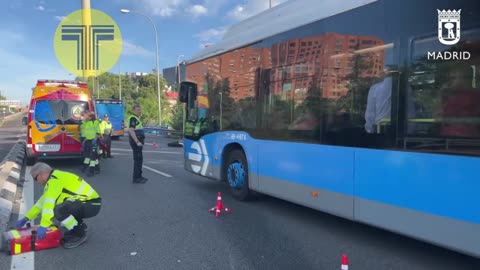 Un motorista grave tras un choche con un taxi en la M-23