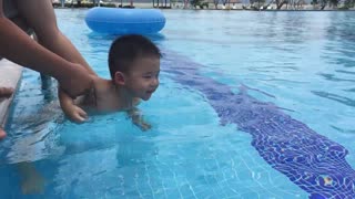 Baby learn to swim with his father