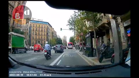 Roban un camión en Paseo de Gràcia a plena luz del día