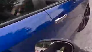 Crazy chase in the streets!!! The biker broke the mirror of a driver!!!