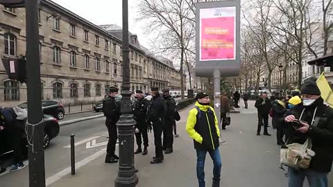 Manif anti-pass 💉du 22 janv.22- Paris- Arrivée des Gilets Jaunes
