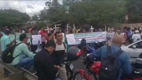 Moradores de Amélia Rodrigues interditam BR 324 em protesto contra a Via Bahia