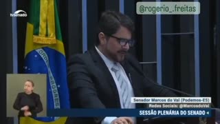 Senador Marcos do Val joga a intimação de Alexandre de Moraes no lixo.