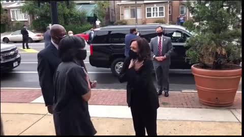 Kamala Harris Not Keeping * Social Distance* In Public!!