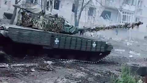 A Ukrainian tank on the streets of Bakhmut. Kiev is actively preparing for street battles.