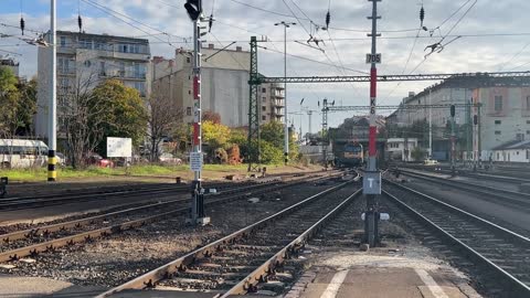 Gyönyörű 🔊MÁV V43 gurul Budapest Déli pályaudvaron InterCity járatához / V43 engine approaching