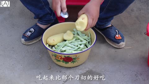 Stewed tofu with carp in an iron pot, a famous dish in the Northeast, eating