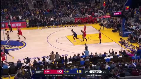 Splash Brothers on the board. Steph drills 3 off double-drag screens. Klay in transition