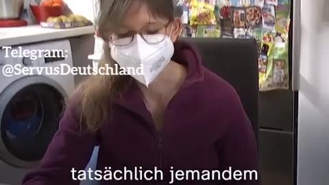 Psycho Eltern unterrichten Kind zuhause mit Maske (German)
