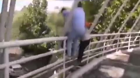 Video: Periodista evitó que un hombre se lanzara de un puente en Barrancabermeja