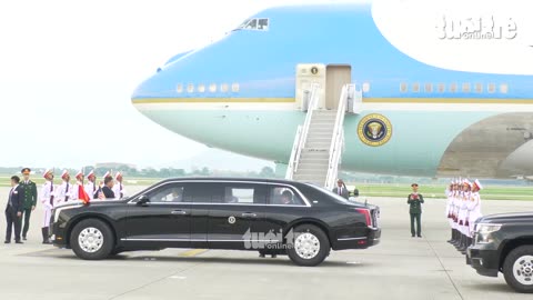 US President Joe Biden stepped out of Air Force One at Noi Bai airport, officially visiting Vietnam.