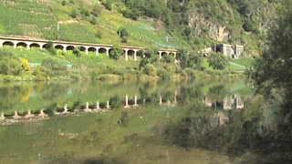 A video to relax with trains on the viaduct of Pünderich and ships on the river Moselle