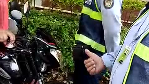 Video: Regulador de tránsito fue agredido por un motociclista en Floridablanca