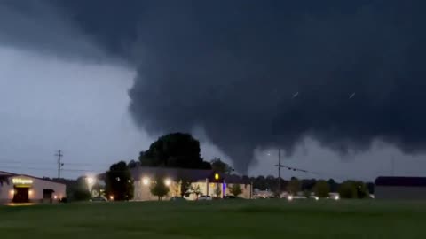 HAPPENING NOW: Confirmed Tornado in Eddyville, KY!