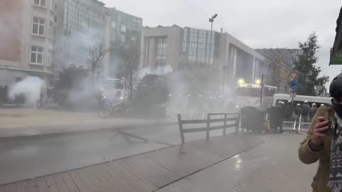 Antifa attacked police and govt buildings - turning protest violent (Brussels)