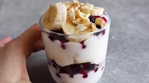 HEALTHY BREAKFAST YOGURT PARFAITS | Easy Recipe