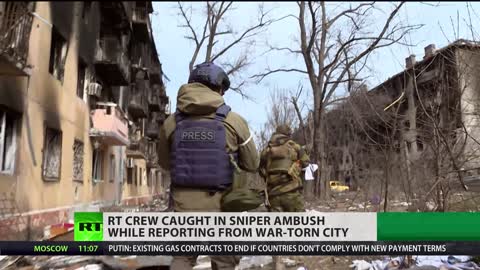 Equipaggio RT catturato in un'imboscata da un cecchino dei neonazisti di Azov a Mariupol devastata dalla guerra