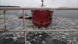 Massive Ship Makes Turn in the Nick of Time