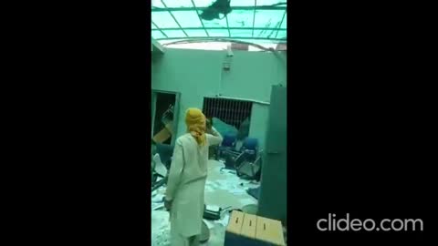 PAKISTAN - ANGRY & HUNGRY PEOPLE DESTROY K-ELECTRIC OFFICES IN KORANGI