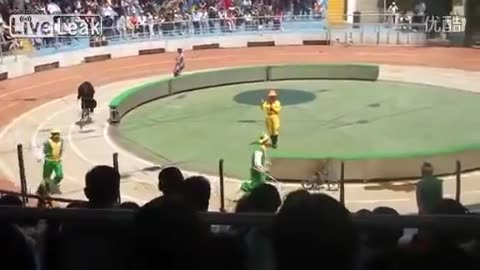 bear attacking an ape in a chinese circus, oso atacando a mono biciicletero