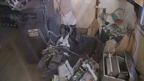 Oakland： thieves using backhoe to break into Oakland store