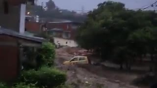 Desbordamiento de quebrada y de aguas lluvia en el barrio El Sol