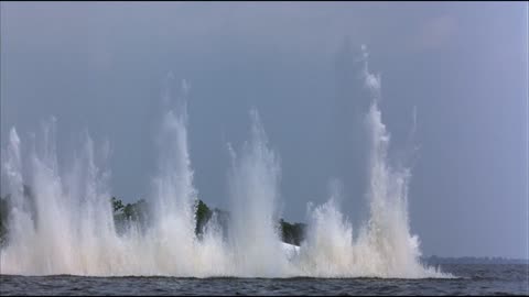 Planes crashes into Louisiana swamp in Heavens Prisoners 1996