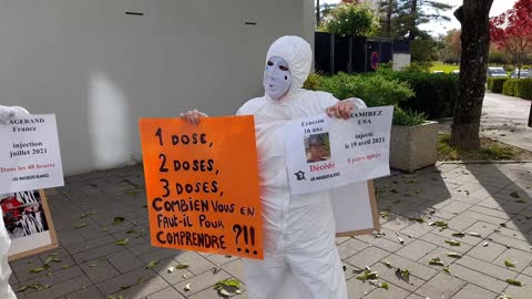 Les Masques Blancs Lyon Action Pancartes devant le vacc JEan Cocteau St Priest le 29 Octobre 2021