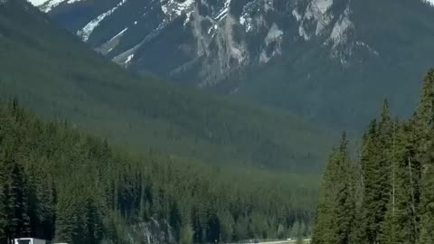 😍 Many people consider spring to be the least popular of all the seasons in the Canadian Rockies