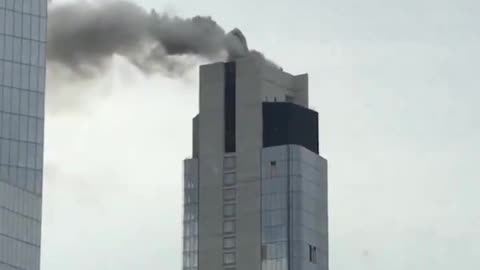 🚨#BREAKING: Heavy Smoke and Flames Spotted Near World Trade Center Following High-Rise Rooftop Fire