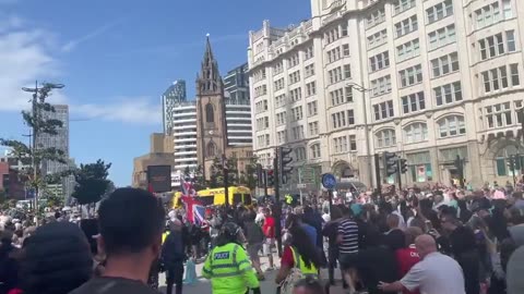 British patriots in Liverpool: "Stop the boats or there will be chaos!"