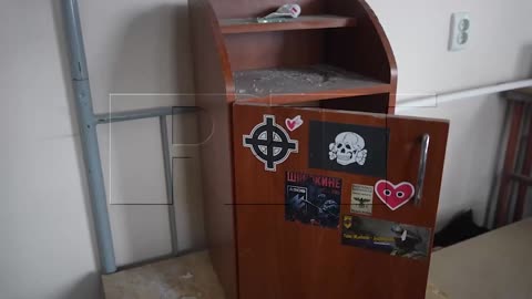 Soldati russi e di Donetsk trovano la simbologia nazista nella base di Azov trovano il libro di 'Mein Kampf', adesivi nazionalisti e la bandiera dell'Ucraina, dopo il sequestro di un edificio utilizzato come base da Azov.