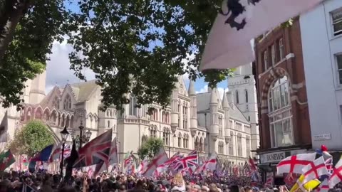 🚨 British patriots led by Tommy Robinson have just mobilised to reconquer their