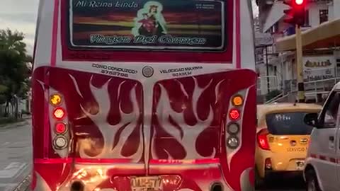 Conductor de buseta es sancionado por volarse un semáforo en rojo