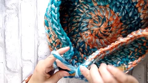 Simple Crochet Basket tutorial / Learn how to make a circular basket with or without handles.