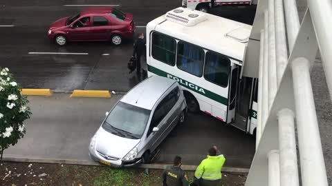 Accidente entre bus de la Policía y un carro causó congestión en autopista de Bucaramanga