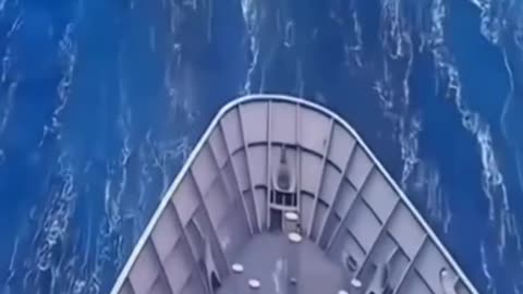 How the ship fought with high waves