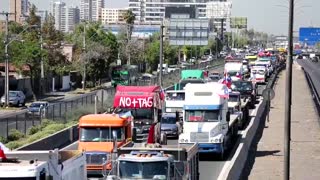 Caos vial en capital chilena por protesta camionera ante tarifas de tránsito