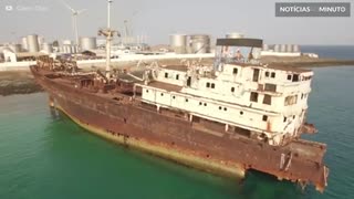 Atletas fazem slackline em navio abandonado