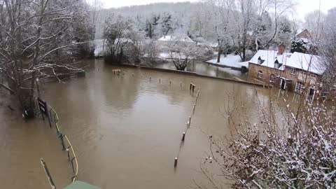 Snowy walk Madeley to Jackfield, River flood.